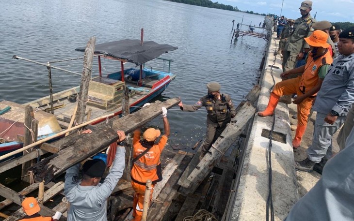 Bakamla RI saat Tertibkan Dermaga Liar di Sepanjang Tanggul Pengamanan Pantai Jakarta