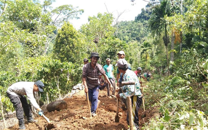 Bhabinkamtibmas bersama warga gotong royong 