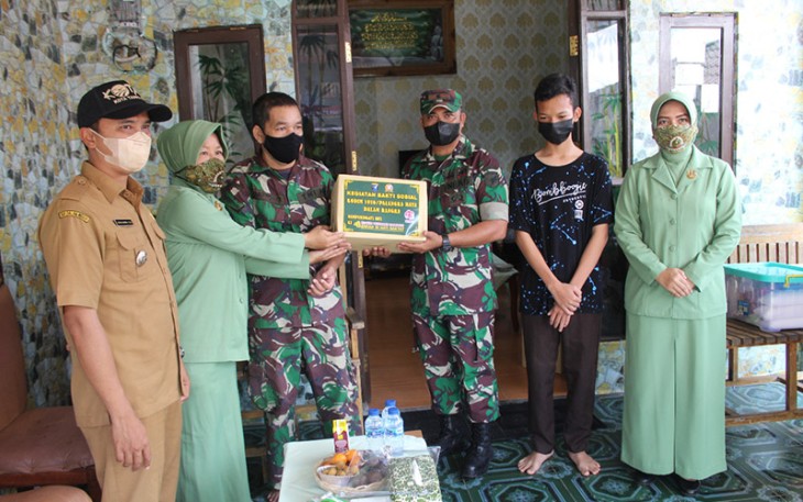 Ketua Persit KCK Cabang XLII Kodim 1016 Palangka Raya saat Bakti Sosial