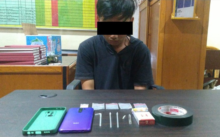 Tersangka saat diamankan beserta barang bukti