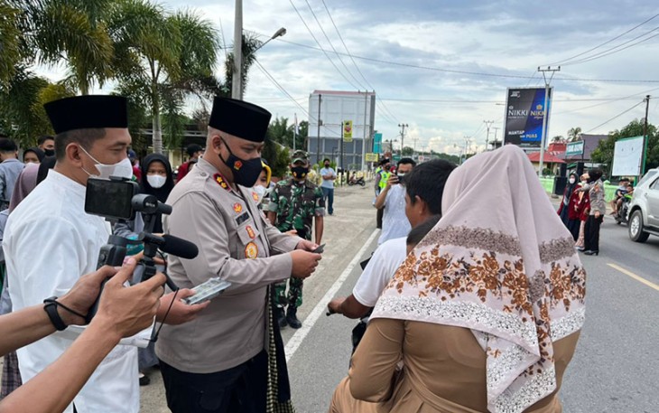 Kapolres Mukomuko saat Bagikan Takjil dan Masker Kepada Pengendara