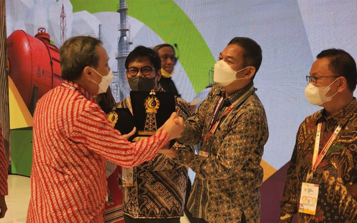 Senior VP Business Support PT Medco E&P Indonesia Amri Siahaan (kanan) menerima penghargaan.
