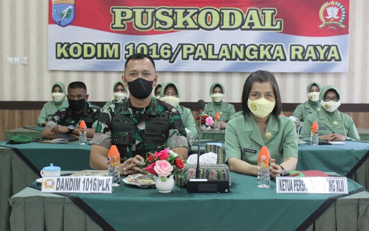 Dandim 1016 Palangka Raya Bersama Ketua Persit KCK Cabang XLII saat Ikuti Kick Off Kolaborasi Percepatan Penurunan Stunting 