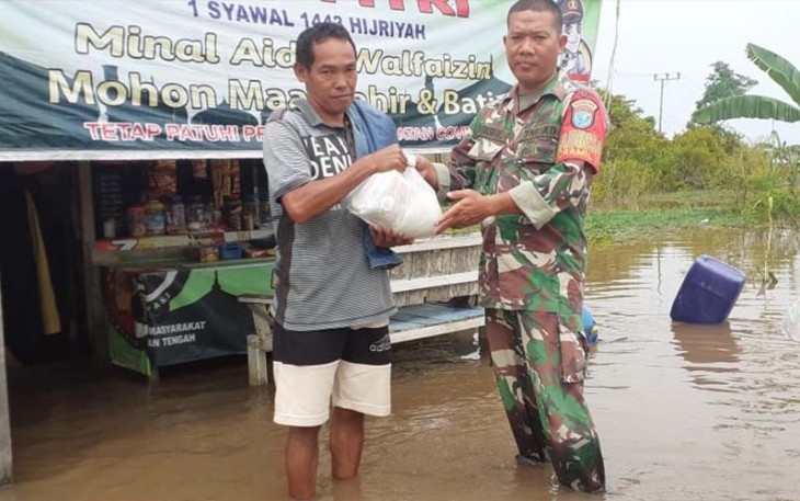 Babinsa saat Bagikan Sembako Secara 'Door To Door'