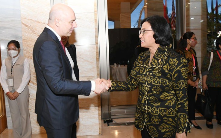 Sri Mulyani Indrawati dengan mengenakan tenun berwarna kuning keemasan bermotif warisan leluhur Kesultanan Tidore saat bertemu delegasi KTT G20..