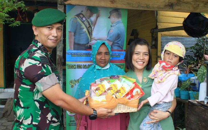 Dandim Palangka Raya saat Salurkan Bantuan Makanan Bergizi 