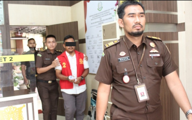 Tersangka (kenakan rompi merah) saat ditahan jaksa