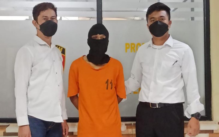 Tersangka (kenakan baju tahanan) saat diamankan petugas