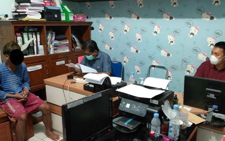 Tersangka saat diperiksa penyidik
