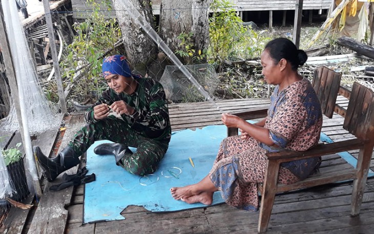 Anggota Satgas TMMD saat Bantu Membuat Perangkap Ikan Warga Petuk Katimpun 