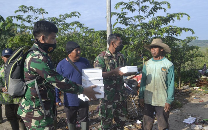 Kodim Kendal Bagikan Makanan untuk Pemulung