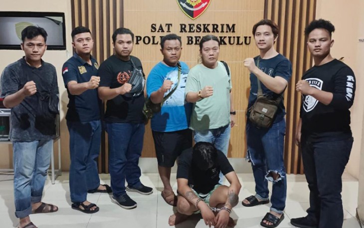 Tersangka (diborgol) saat diamankan