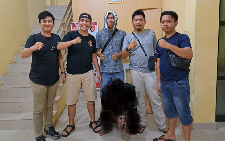 Polisi saat amankan Tsk (jongkok diikat)