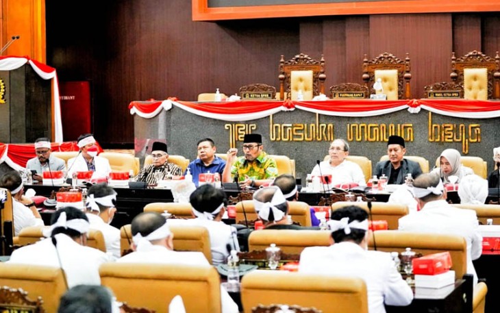 Pimpinan DPRD Jatim saat Terima Aspirasi Ratusan Nakes Terkait Penolakan RUU Kesehatan Omnibus Law 