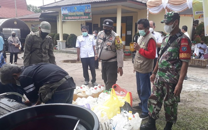 Babinsa Kelurahan Langkai Pantau Penjualan Minyak Goreng Produksi PT CBU