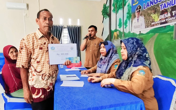 Warga Desa Toapaya saat Terima BLT Dana Desa Tahun 2022