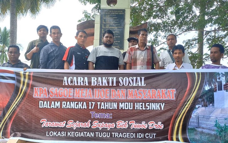 Masyarakat dan KPA Sagoe Meja Ijoe saat Peringati 17 Tahun MoU Helsinky di Tugu Monument Sejarah Tragedi Simpang Kuala Idi Cut