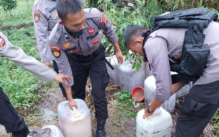 Polisi saat amankan barang bukti ratusan liter tuak