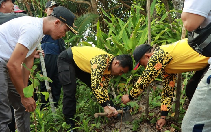 Polres Kaur Gelar Tanam Pohon dan Aksi Bersih Pantai