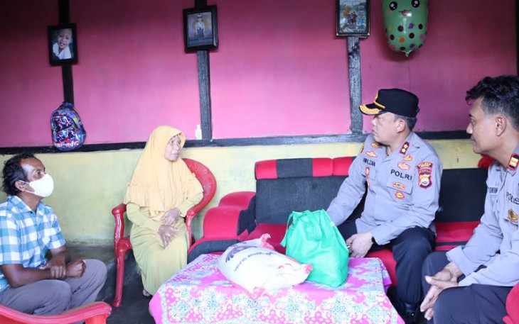 Kapolres Lebong saat Bantu Warga Kurang Mampu di Desa Kampung Dalam