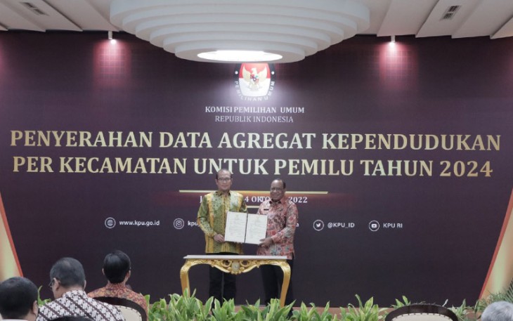 Wamendagri John Wempi Wetipo saat secara resmi menyerahkan Data Agregat Kependudukan per Kecamatan (DAK2) kepada KPU di Jakarta, Jumat (14/10/2022) 