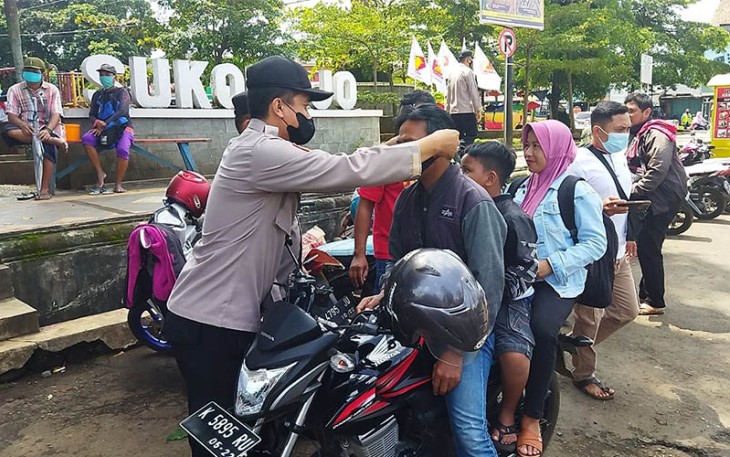 Polisi Bagikan Masker Gratis