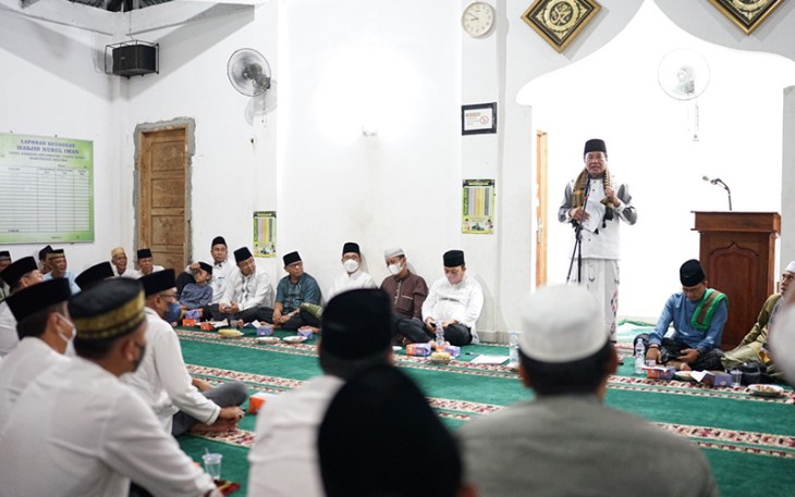 Wakil Gubernur (Wagub) Bengkulu Rosjonsyah saat Safari Ramadhan perdana di Masjid Nurul Iman Desa Sekayun Kecamatan Lubuk Sandi, Minggu (10/14/2022).