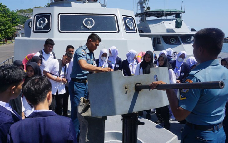 Lantamal VI Makassar saat Beri Edukasi Kebaharian pada Siswa Satdik Hang Tuah Makassar