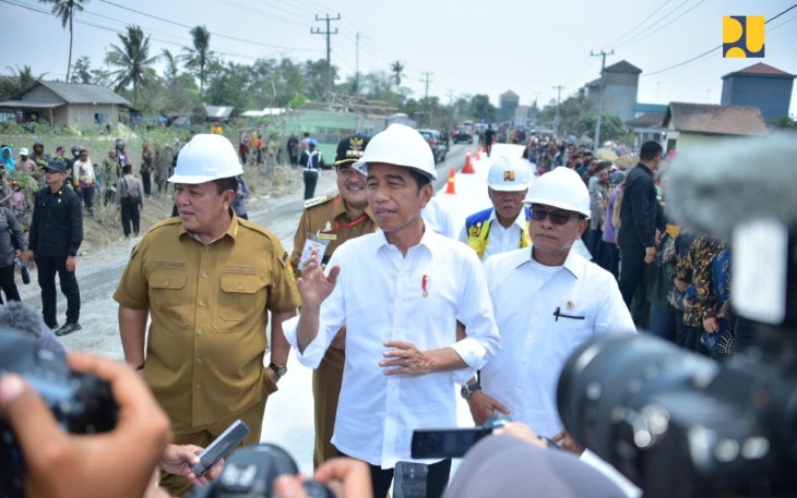 Presiden Jokowi saat Tinjau Inpres Jalan Daerah di Lampung , Jumat (27/10/2023).