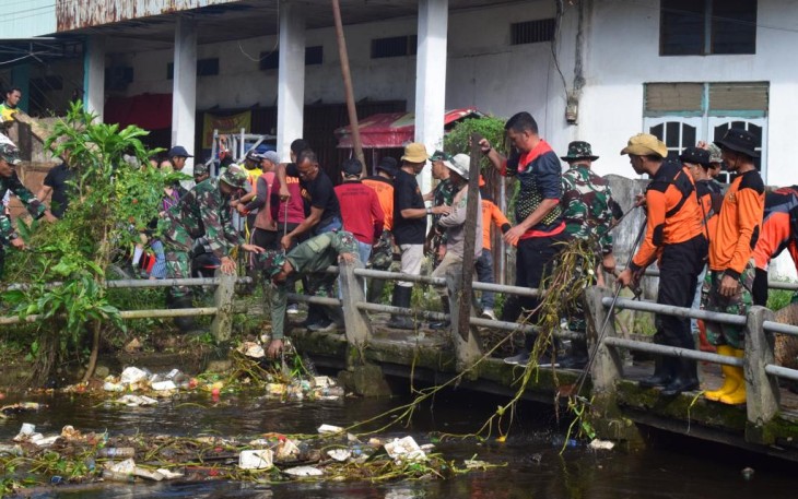 Korem 121/ABW Laksanakan Kerja Bakti Pembersihan Lingkungan 