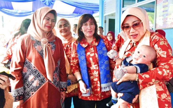 Ernawati Trenggono dan Dewi Ansar saat Kunjungi Dekranasda dan Pusat Sterilisasi Makanan Batam