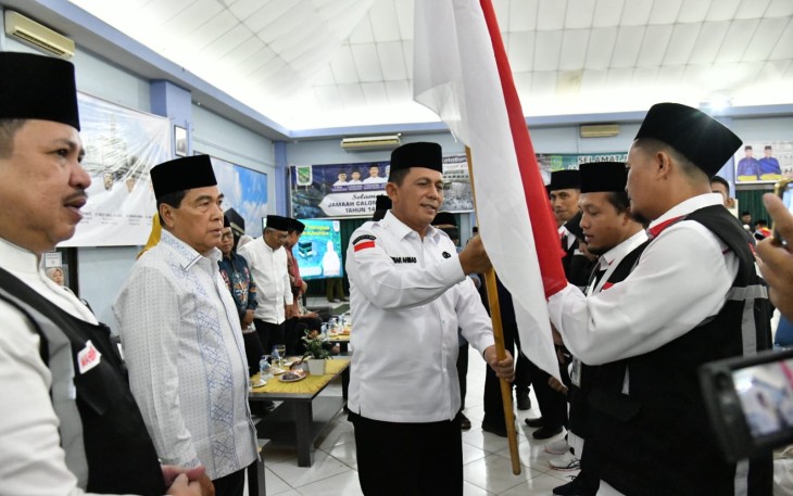 Gubernur Ansar Ahmad Lepas Jamaah Calon Haji Kloter 1 di Embarkasi Batam 