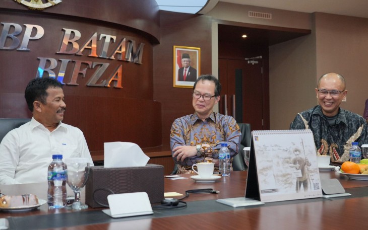 President Director Rubycon Corporation Jepang, Hiroaki Akahane (kanan) dalam kunjungannya ke BP Batam, Rabu (06/12/2023). Ia hadir didampingi Director Rubycon Indonesia, Takeshi Kobayashi dan General Manager Rubycon Indonesia, Ridarma Budi Sinaga.