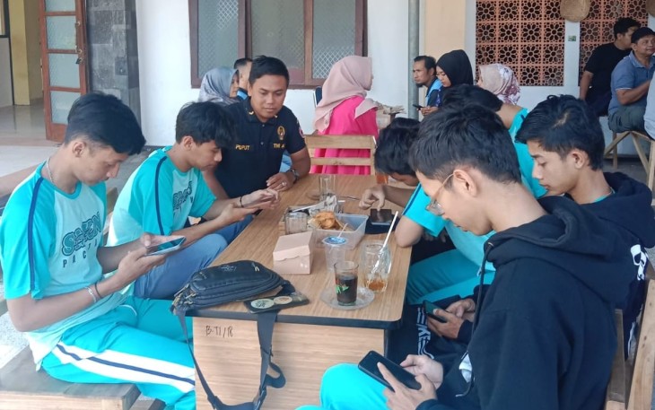 Anggota Pendim 0801/Pacitan Imbau Agar Bijak Gunakan Medsos