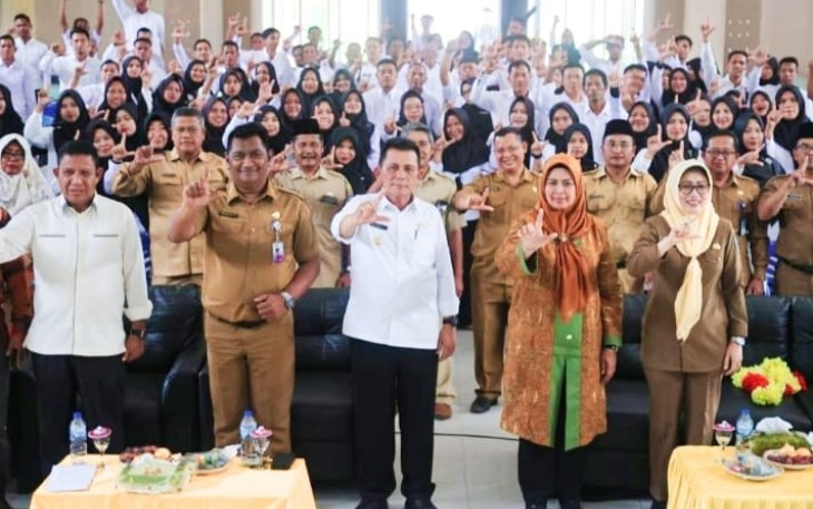 Gubernur Ansar saat Serahkan Surat Perjanjian Kontrak Guru Non- ASN SMAN, SMKN dan SLBN di Kabupaten Lingga