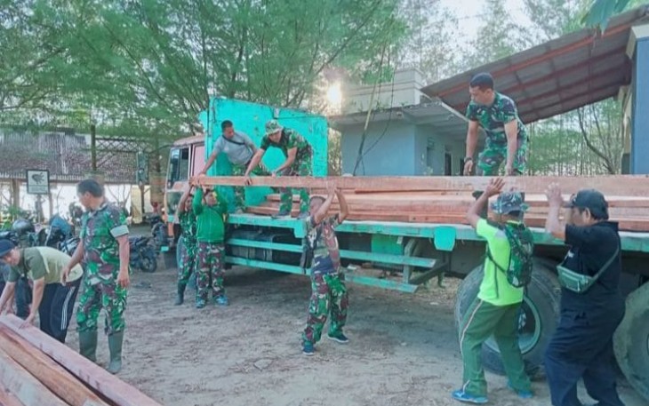 Koramil 0801/01 Pacitan Bersama Dinas Terkait saat Gotong Royong