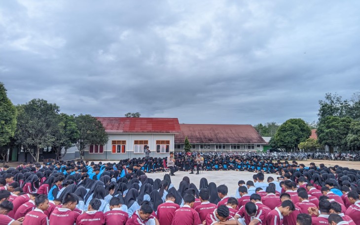 Kapolsek Belitang Tiga saat sosialisasi didepan para pelajar.