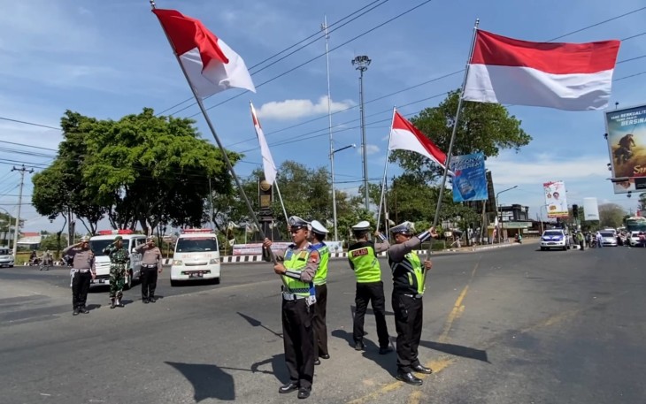 Polres Karanganyar Ajak Pengguna Jalan Peringati Detik-Detik Proklamasi di Simpang Empat Papahan 