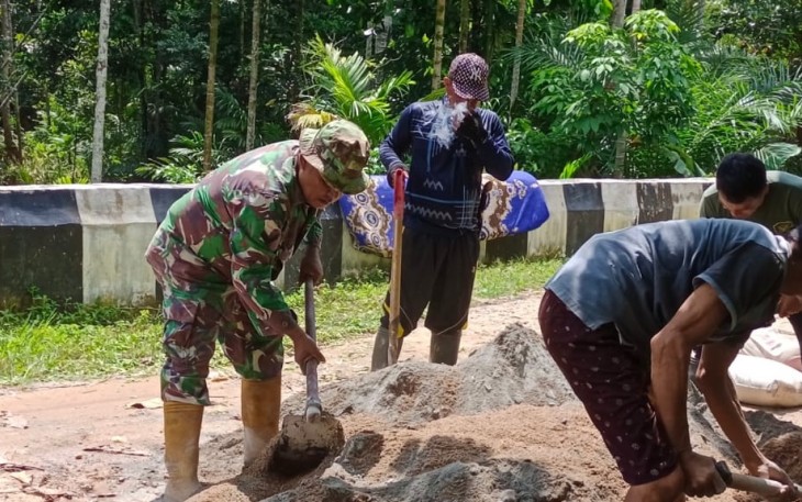 Babinsa Koramil Kahut Bersama Kades dan Warga saat Perbaiki Jalan Rusak