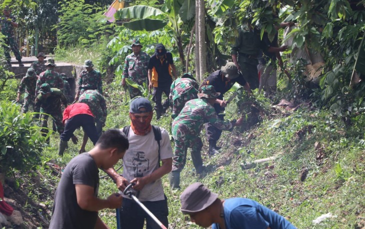 Dalam rangka memperingati Hari Juang TNI AD tahun 2023 dan Hari Ulang Tahun ke-75 Kodam V/Brawijaya, Kodim 0807 Tulungagung menggelar karya bakti bersihkan saluran air. Kegiatan berlangsung di Dusun Condong Desa Ngunggahan, Kecamatan Bandung, Kabupaten Tulungagung, Kamis (14/12/2023)