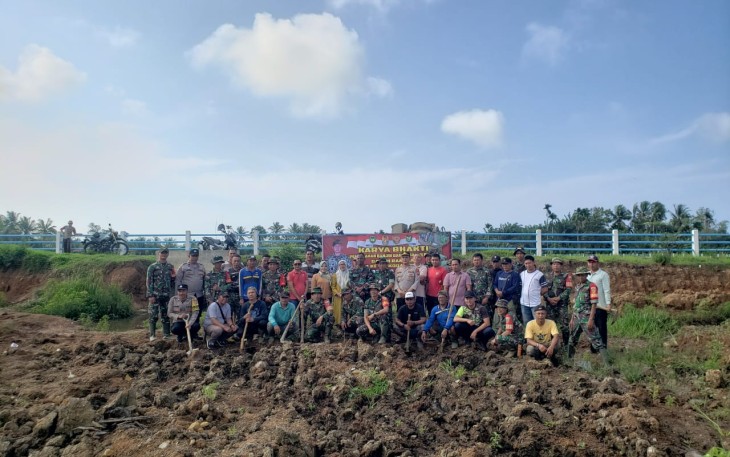 Kodim 0408/BS melakukan karya bakti penanaman pohon dalam rangka Hari Ulang Tahun (HUT) Kodam II/Swj yang ke-78 di kelurahan padang kapuk dan kelurahan Kota Medan, Jumat (8/12/2023)