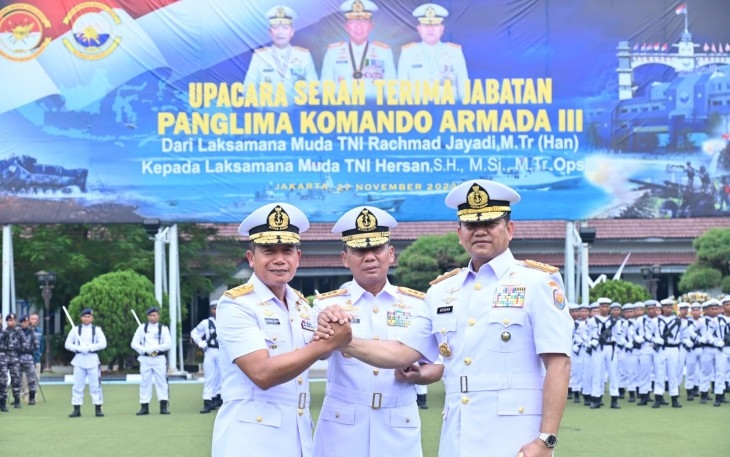 Panglima Koarmada Republik Indonesia (Pangkoarmada RI) Laksamana Madya TNI Heru Kusmanto, memimpin upacara serah terima jabatan Jabatan Panglima Komando Armada III (Pangkoarmada III) 