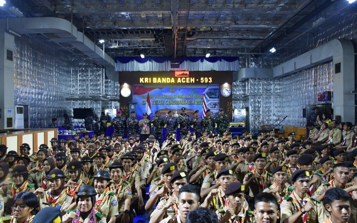 Peserta Pelayaran Pelantara Sail Cendrawasih TNI AL Tahun 2023 Disambut Personel Lantamal VI dan Semaphore Saka Bahari