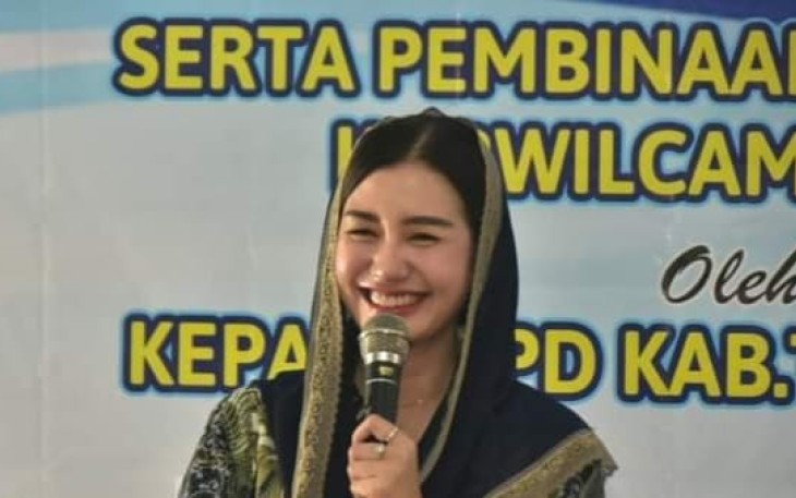 Ketua Tim Penggerak Pemberdayaan dan Kesejahteraan Keluarga (TP.PKK) Kabupaten Trenggalek, Novita Hardini, saat memberikan bimbingan teknis dalam kegiatan Makaryo Ning Deso Hebat (Mening Deh) Desa Pucang Anak, Kecamatan Tugu, Rabu (24/5/2023).