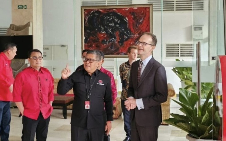  Sekjen DPP PDI Perjuangan Hasto Kristiyanto saat menerima audiensi Duta Besar Inggris untuk RI yang baru Dominic Jermey di Kantor DPP PDIP, Menteng, Jakarta Pusat, Jumat (27/10/2023).