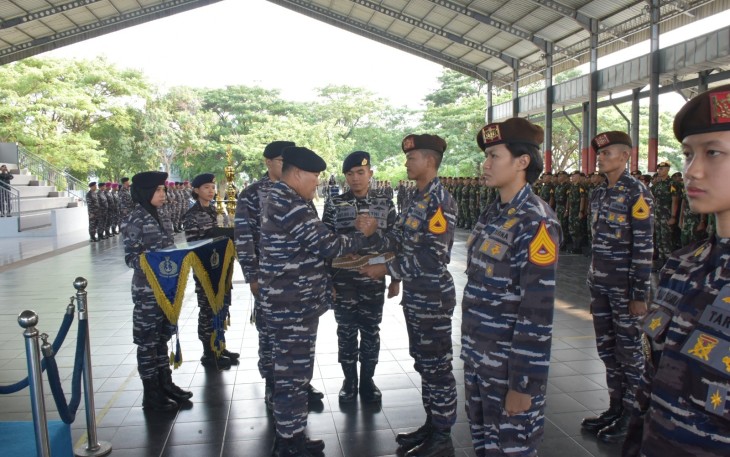 Gubernur Akademi TNI Angkatan Laut (AAL), Laksda TNI Supardi, memimpin langsung acara penyerahan penghargaan kepada para Taruna berprestasi di tingkat Nasional maupun Internasional yang digelar di Indoor Sport Jala Krida Raga, Kesatrian AAL, Bumimoro, Surabaya, pada Kamis (21/12)