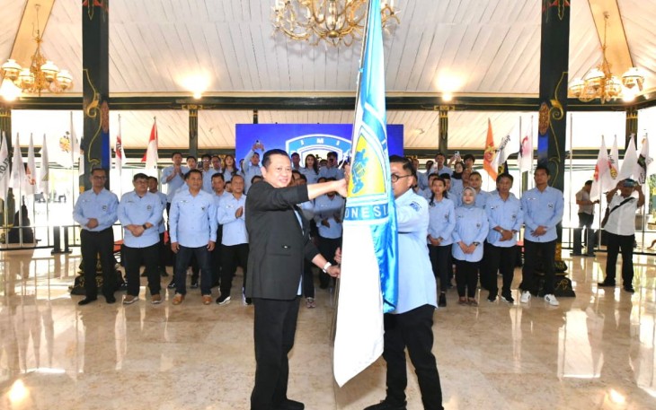 Bamsoet saat melantik Pengurus IMI Daerah Istimewa Yogyakarta di Yogyakarta, Minggu (27/8/23).