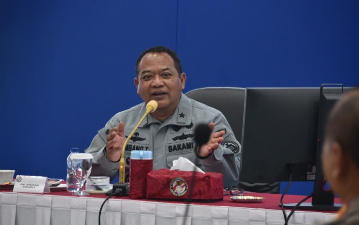 Direktur Strategi Kamla Bakamla RI Laksma Bakamla Bambang Trijanto saat membuka rapat.