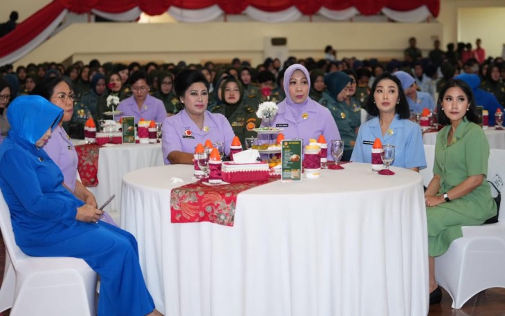 Ketua Umum (Ketum) Dharma Pertiwi Ny. Vero Yudo Margono selaku Ibu Raksa Tri Anggana Tatri (Ibu Asuh Wanita TNI) saat memberikan pembekalan dihadapan 500 Wanita TNI Se-Jakarta pada acara syukuran Apel Bersama Wanita TNI Tahun 2023, bertempat di GOR A. Yani Mabes TNI Cilangkap, Jakarta Timur, Kamis (4/5/2023).
