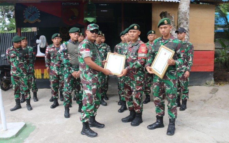 Satgas Yonarmed 1 Kostrad Terima Penghargaan dari Pangdam XVI/Pattimura